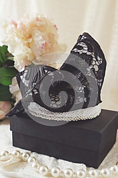 Black lace and pearl fascinator races hat