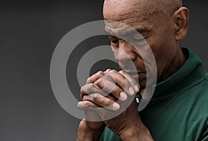 Negro hombre ora sobre el caribe hombre ora negro banco de fotos tipo foto 