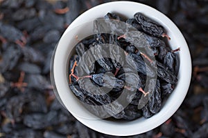 Black raisins in bowl