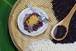 Black rice raw and ripe