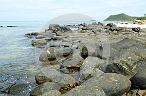à¸ºBlack rocks on the beach