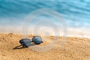 Čierny slnečné okuliare na piesok a more alebo. priestor alebo produkt. leto dovolenka 