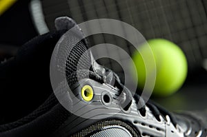 Negro tenis zapato pelota de tenis a cohete en 