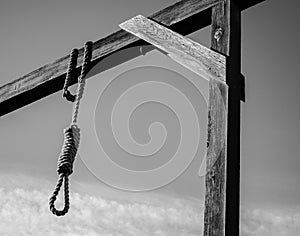 Black and white hangman\'s noose against the sky