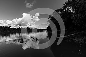 En blanco y negro imagen de nubes reflexivo sobre el agua de un rio 
