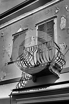 Black and white image of a historic balcony on a facade in the old town of Malcesine in Italy