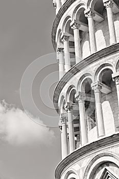 Black and white image of the leaning tower of Pisa