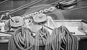 En blanco y negro una foto de viejo navegación un barco pendiente 