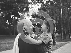 Černobílý portrét šťastný dědeček a vnučka na 