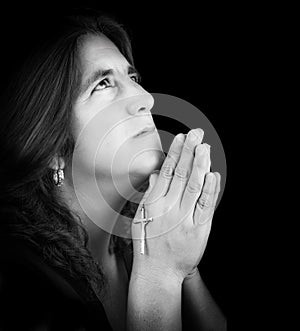 Black and white portrait of a latin woman praying