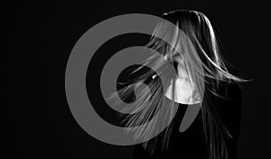 En blanco y negro retrato joven feliz una mujer saludable renovado largo tiempo cabello sacudida su cabeza sobre el hacer su cabello volador 