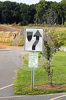 A black and white right turn sign at Quarry Park