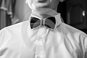 Black and white tiebow on the grooms neck