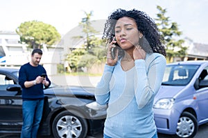 Negro una mujer profesión camino servicio seguro apoyo después auto la caída 