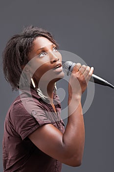 Negro una mujer cantando micrófono 