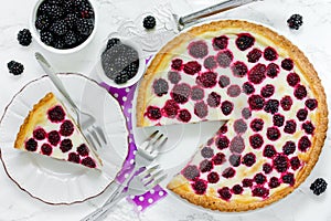 Blackberry sour cream pie tart