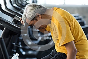 blackouts senior man after bike exercise in gym