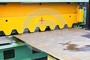 Blade of cutting machine for metal sheets