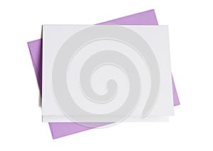 Tarjeta de invitación en blanco sobre 