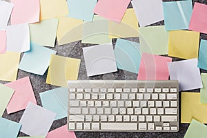 Blank paper stick note list with the modern computer keyboard