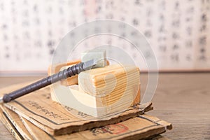A blank seal stone and a carving knife are fixed on the carving bed on the table