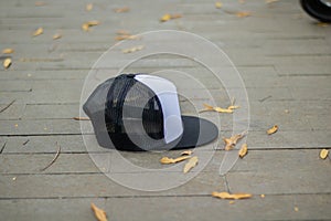 Blank trucker hat cap flat visor with black and white color