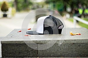 Blank trucker hat cap flat visor with black and white color