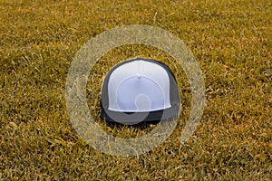 Blank trucker hat cap flat visor with black and white color