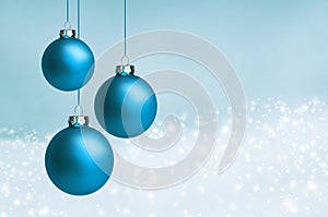 Blaue Weihnachtskugeln auf blauem Hintergrund photo