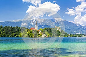   ostrov a hory v slovinsko evropa 