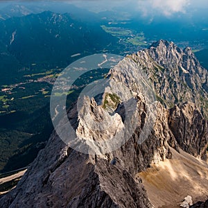 Blick von der Zugspitze auf einen Bergkamm