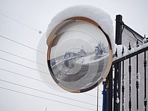 Blind spot mirror in traffic