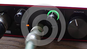 Blinking signal input light on sound card for musicians