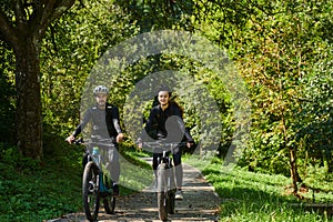 Blažený v profesionálne jazda na bicykli výbava má jazda cez obklopený podľa 