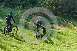 Blažený v profesionálne jazda na bicykli výbava má jazda cez obklopený podľa 