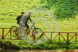 Blažený v profesionálne jazda na bicykli výbava má jazda cez obklopený podľa 