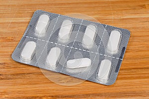 Blister pack with white pills and one same pill separately