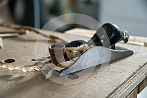 Block plane with wood shavings