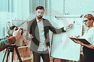 Bloggers makes a video about a business photo