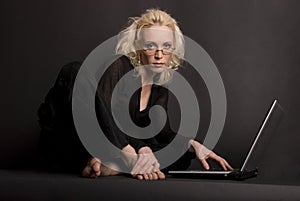 Blond & Laptop