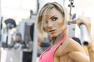 Blonde bodybuilder pulldown practice