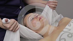Blonde woman getting head massage in spa. eastern medicine concepte, tai massage