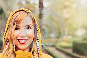 Blonde woman with wet hair and spontaneous face, smiling and looking at camera with a surprised and mischievous expression,