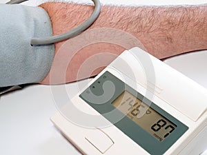 Blood pressure measuring with automatic tonometer