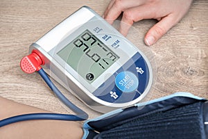 Blood pressure monitor with low pressure level - hypotension con photo