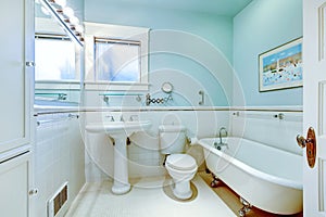 Blu antico elegante il bagno bianco vasca da bagno 