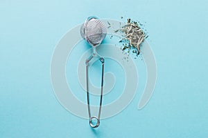Blue background, strainer and poured a handful of tea Bai Hao Yin Zhen Silver needles, useful properties of tea, raises the immune