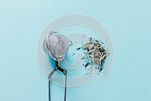Blue background, strainer and poured a handful of tea Bai Hao Yin Zhen Silver needles, useful properties of tea, raises the immune