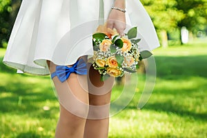 Blue bow tie a bandage on the foot of the bride you knee