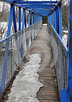 Blue bridge for pedestrians in winter pont bleu pour piÃ©tons en hiver